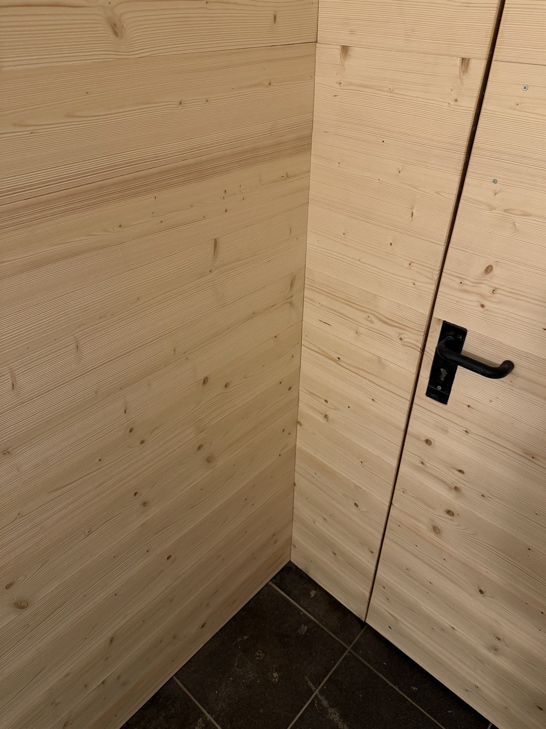 Rivestimento a parete in perline di abete naturale